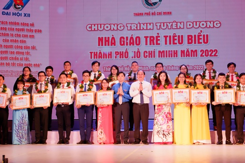 Vinh danh 244 ‘Nhà giáo trẻ tiêu biểu’ TP.HCM năm 2022 - Ảnh 1. Vinh danh 244 ‘Nhà giáo trẻ tiêu biểu’ TP.HCM năm 2022 - Ảnh 1.