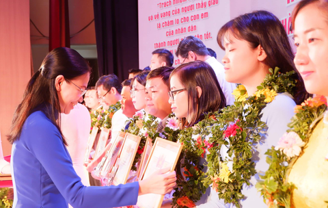 Vinh danh 244 ‘Nhà giáo trẻ tiêu biểu’ TP.HCM năm 2022 - Ảnh 2. Vinh danh 244 ‘Nhà giáo trẻ tiêu biểu’ TP.HCM năm 2022 - Ảnh 2.