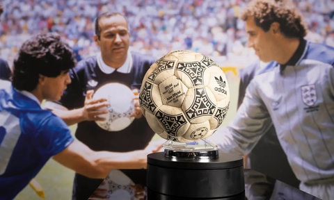 Trái bóng Bàn tay của Chúa gắn với huyền thoại Maradona được bán 2,4 triệu USD - Ảnh 1. Trái bóng Bàn tay của Chúa gắn với huyền thoại Maradona được bán 2,4 triệu USD - Ảnh 1.