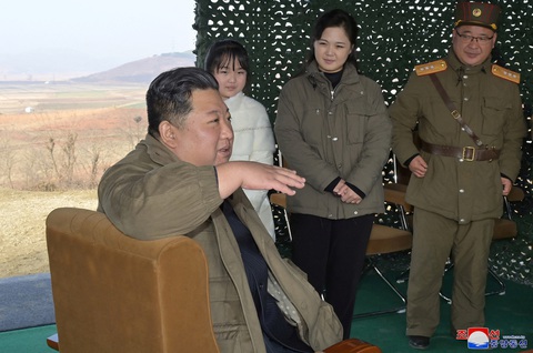 Nhà lãnh đạo Kim Jong Un lần đầu đưa con gái mình xuất hiện trong buổi phóng tên lửa ngày 18-11 - Ảnh 2. Nhà lãnh đạo Kim Jong Un lần đầu đưa con gái mình xuất hiện trong buổi phóng tên lửa ngày 18-11 - Ảnh 2.