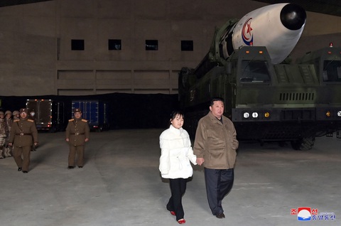 Nhà lãnh đạo Kim Jong Un lần đầu đưa con gái mình xuất hiện trong buổi phóng tên lửa ngày 18-11 - Ảnh 3. Nhà lãnh đạo Kim Jong Un lần đầu đưa con gái mình xuất hiện trong buổi phóng tên lửa ngày 18-11 - Ảnh 3.