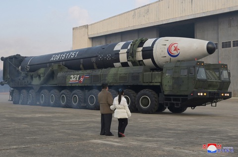 Nhà lãnh đạo Kim Jong Un lần đầu đưa con gái mình xuất hiện trong buổi phóng tên lửa ngày 18-11 - Ảnh 4. Nhà lãnh đạo Kim Jong Un lần đầu đưa con gái mình xuất hiện trong buổi phóng tên lửa ngày 18-11 - Ảnh 4.