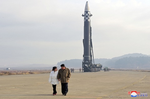 Nhà lãnh đạo Kim Jong Un lần đầu đưa con gái mình xuất hiện trong buổi phóng tên lửa ngày 18-11 - Ảnh 1. Nhà lãnh đạo Kim Jong Un lần đầu đưa con gái mình xuất hiện trong buổi phóng tên lửa ngày 18-11 - Ảnh 1.