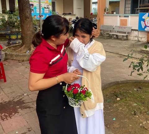 Xúc động cô học trò mồ côi nghẹn ngào khi tặng hoa cô giáo cũ - Ảnh 1. Xúc động cô học trò mồ côi nghẹn ngào khi tặng hoa cô giáo cũ - Ảnh 1.