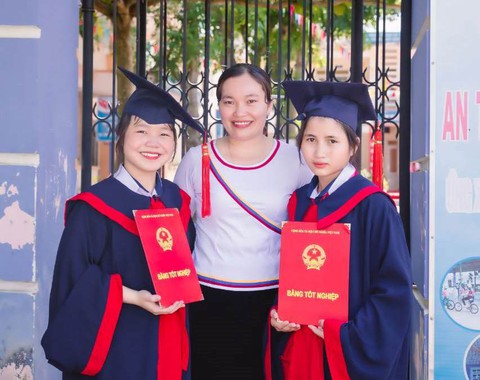 Xúc động cô học trò mồ côi nghẹn ngào khi tặng hoa cô giáo cũ - Ảnh 2. Xúc động cô học trò mồ côi nghẹn ngào khi tặng hoa cô giáo cũ - Ảnh 2.