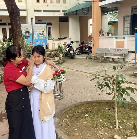 Xúc động cô học trò mồ côi nghẹn ngào khi tặng hoa cô giáo cũ - Ảnh 3. Xúc động cô học trò mồ côi nghẹn ngào khi tặng hoa cô giáo cũ - Ảnh 3.