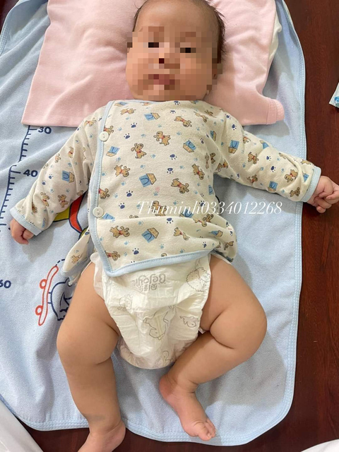 Bé trai bị bỏ rơi trước cổng chùa với lá thư vỏn vẹn: Nhờ nhà chùa chăm sóc cháu giúp con - Ảnh 1. Bé trai bị bỏ rơi trước cổng chùa với lá thư vỏn vẹn: Nhờ nhà chùa chăm sóc cháu giúp con - Ảnh 1.