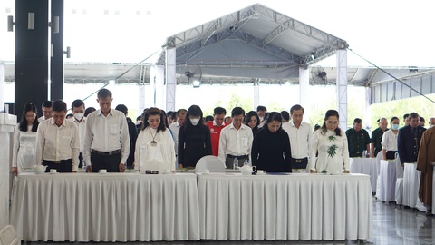 Tưởng niệm đồng bào, cán bộ chiến sĩ hy sinh, tử vong trong đại dịch COVID-19 - Ảnh 4. Tưởng niệm đồng bào, cán bộ chiến sĩ hy sinh, tử vong trong đại dịch COVID-19 - Ảnh 4.