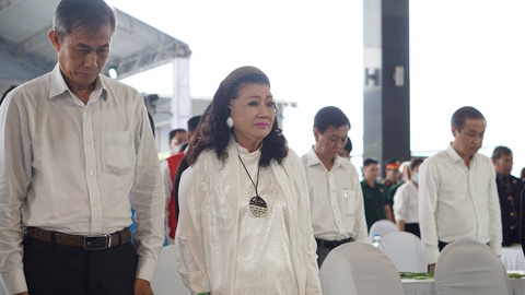 Tưởng niệm đồng bào, cán bộ chiến sĩ hy sinh, tử vong trong đại dịch COVID-19 - Ảnh 8. Tưởng niệm đồng bào, cán bộ chiến sĩ hy sinh, tử vong trong đại dịch COVID-19 - Ảnh 8.