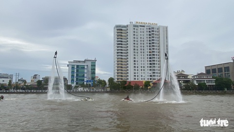Biểu diễn lướt ván ca nô, ván người bay cao hơn 12m trên sông Hậu - Ảnh 1. Biểu diễn lướt ván ca nô, ván người bay cao hơn 12m trên sông Hậu - Ảnh 1.