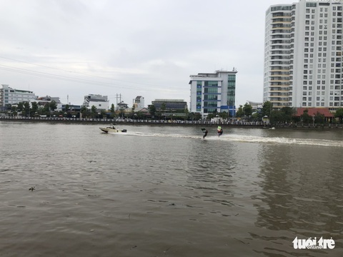 Biểu diễn lướt ván ca nô, ván người bay cao hơn 12m trên sông Hậu - Ảnh 3. Biểu diễn lướt ván ca nô, ván người bay cao hơn 12m trên sông Hậu - Ảnh 3.