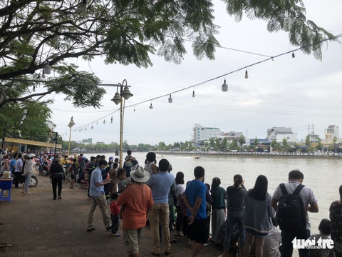 Biểu diễn lướt ván ca nô, ván người bay cao hơn 12m trên sông Hậu - Ảnh 2. Biểu diễn lướt ván ca nô, ván người bay cao hơn 12m trên sông Hậu - Ảnh 2.
