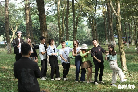 Người dân thủ đô lên rừng thông Ba Vì cắm trại, ngắm ‘con đường Hàn Quốc’ - Ảnh 3. Người dân thủ đô lên rừng thông Ba Vì cắm trại, ngắm ‘con đường Hàn Quốc’ - Ảnh 3.