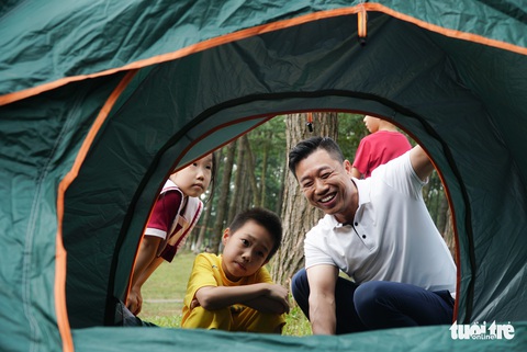 Người dân thủ đô lên rừng thông Ba Vì cắm trại, ngắm ‘con đường Hàn Quốc’ - Ảnh 1. Người dân thủ đô lên rừng thông Ba Vì cắm trại, ngắm ‘con đường Hàn Quốc’ - Ảnh 1.