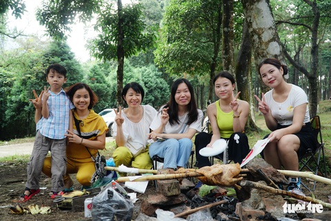 Người dân thủ đô lên rừng thông Ba Vì cắm trại, ngắm ‘con đường Hàn Quốc’ - Ảnh 4. Người dân thủ đô lên rừng thông Ba Vì cắm trại, ngắm ‘con đường Hàn Quốc’ - Ảnh 4.