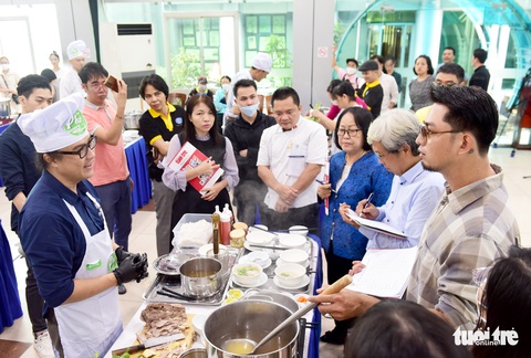 Thí sinh phía Nam làm đau đầu ban giám khảo vì nấu phở quá ngon! - Ảnh 6. Thí sinh phía Nam làm đau đầu ban giám khảo vì nấu phở quá ngon! - Ảnh 6.