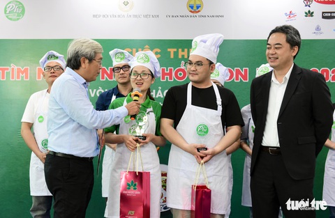Thí sinh phía Nam làm đau đầu ban giám khảo vì nấu phở quá ngon! - Ảnh 10. Thí sinh phía Nam làm đau đầu ban giám khảo vì nấu phở quá ngon! - Ảnh 10.