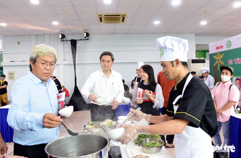 Thí sinh phía Nam làm đau đầu ban giám khảo vì nấu phở quá ngon! - Ảnh 8. Thí sinh phía Nam làm đau đầu ban giám khảo vì nấu phở quá ngon! - Ảnh 8.