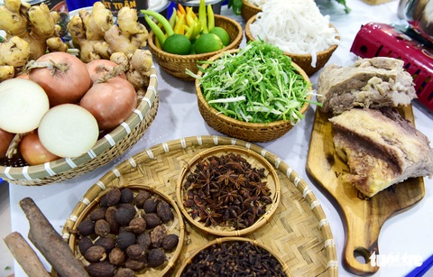 Thí sinh phía Nam làm đau đầu ban giám khảo vì nấu phở quá ngon! - Ảnh 3. Thí sinh phía Nam làm đau đầu ban giám khảo vì nấu phở quá ngon! - Ảnh 3.