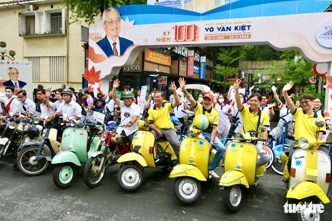 Áo dài, xe cổ diễu hành kỷ niệm Ngày Di sản văn hóa Việt Nam - Ảnh 1. Áo dài, xe cổ diễu hành kỷ niệm Ngày Di sản văn hóa Việt Nam - Ảnh 1.