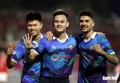 Cầu thủ Bình Định ăn mừng chiếc huy chương đồng sau 16 năm - Ảnh 2. Cầu thủ Bình Định ăn mừng chiếc huy chương đồng sau 16 năm - Ảnh 2.