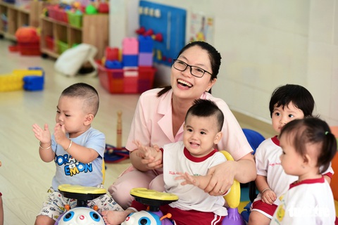 Cô giáo mỗi ngày đi ba chục cây số từ Long An lên quận 6 lo cho trẻ mầm non - Ảnh 1. Cô giáo mỗi ngày đi ba chục cây số từ Long An lên quận 6 lo cho trẻ mầm non - Ảnh 1.