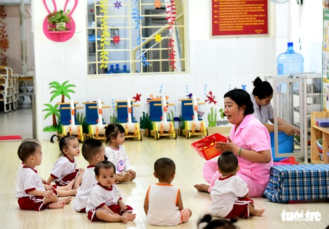 Cô giáo mỗi ngày đi ba chục cây số từ Long An lên quận 6 lo cho trẻ mầm non - Ảnh 3. Cô giáo mỗi ngày đi ba chục cây số từ Long An lên quận 6 lo cho trẻ mầm non - Ảnh 3.
