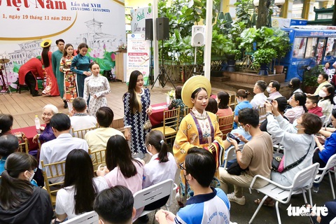 Áo dài, xe cổ diễu hành kỷ niệm Ngày Di sản văn hóa Việt Nam - Ảnh 4. Áo dài, xe cổ diễu hành kỷ niệm Ngày Di sản văn hóa Việt Nam - Ảnh 4.