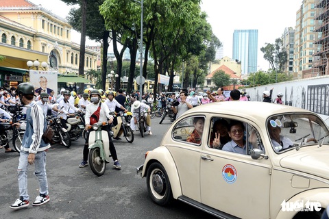 Áo dài, xe cổ diễu hành kỷ niệm Ngày Di sản văn hóa Việt Nam - Ảnh 6. Áo dài, xe cổ diễu hành kỷ niệm Ngày Di sản văn hóa Việt Nam - Ảnh 6.