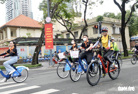 Áo dài, xe cổ diễu hành kỷ niệm Ngày Di sản văn hóa Việt Nam - Ảnh 7. Áo dài, xe cổ diễu hành kỷ niệm Ngày Di sản văn hóa Việt Nam - Ảnh 7.