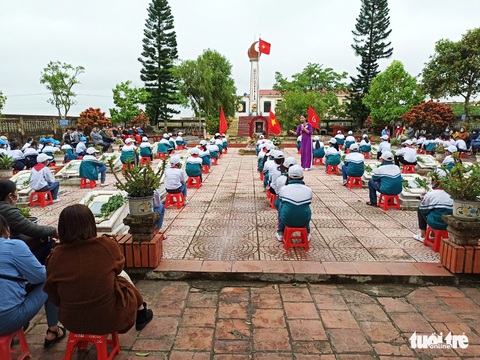 Nghĩa trang hình lớp học tưởng nhớ cô giáo và 30 học trò sau trận bom kinh hoàng - Ảnh 1. Nghĩa trang hình lớp học tưởng nhớ cô giáo và 30 học trò sau trận bom kinh hoàng - Ảnh 1.