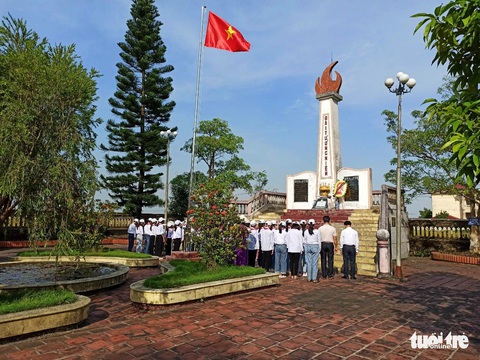 Nghĩa trang hình lớp học tưởng nhớ cô giáo và 30 học trò sau trận bom kinh hoàng - Ảnh 3. Nghĩa trang hình lớp học tưởng nhớ cô giáo và 30 học trò sau trận bom kinh hoàng - Ảnh 3.