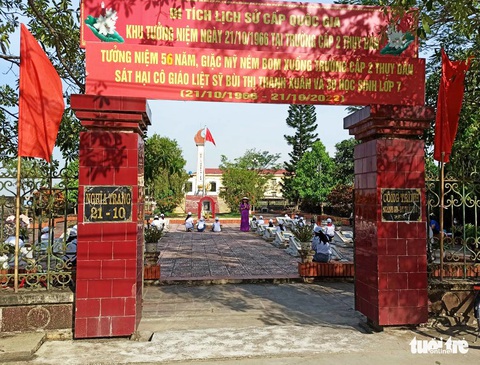 Nghĩa trang hình lớp học tưởng nhớ cô giáo và 30 học trò sau trận bom kinh hoàng - Ảnh 2. Nghĩa trang hình lớp học tưởng nhớ cô giáo và 30 học trò sau trận bom kinh hoàng - Ảnh 2.
