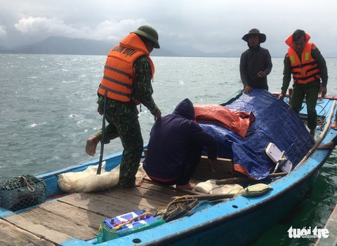 Tìm kiếm ngư dân đi câu mực mất tích trên biển, thuyền vẫn còn nguyên - Ảnh 1. Tìm kiếm ngư dân đi câu mực mất tích trên biển, thuyền vẫn còn nguyên - Ảnh 1.