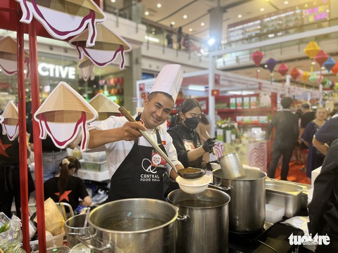 Phở đắt hàng tại Tuần lễ hàng Việt ở Thái Lan - Ảnh 2. Phở đắt hàng tại Tuần lễ hàng Việt ở Thái Lan - Ảnh 2.