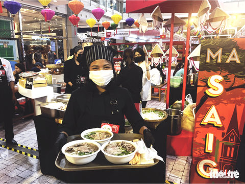 Phở đắt hàng tại Tuần lễ hàng Việt ở Thái Lan - Ảnh 1. Phở đắt hàng tại Tuần lễ hàng Việt ở Thái Lan - Ảnh 1.