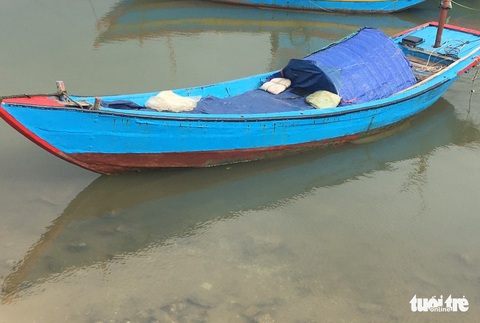 Tìm kiếm ngư dân đi câu mực mất tích trên biển, thuyền vẫn còn nguyên - Ảnh 2. Tìm kiếm ngư dân đi câu mực mất tích trên biển, thuyền vẫn còn nguyên - Ảnh 2.