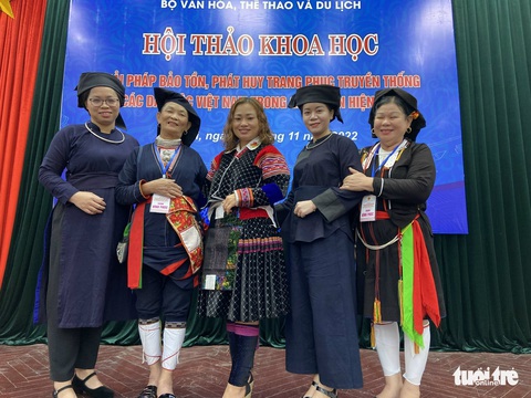 Vì sao người dân tộc thiểu số không mặc trang phục truyền thống? - Ảnh 1. Vì sao người dân tộc thiểu số không mặc trang phục truyền thống? - Ảnh 1.
