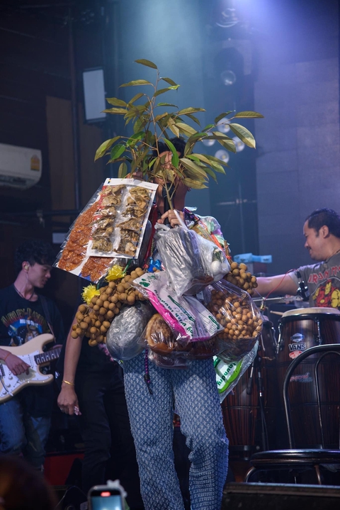 Đỡ không nổi với loạt quà hàng hiệu fan tặng cho các ngôi sao - Ảnh 1. Đỡ không nổi với loạt quà hàng hiệu fan tặng cho các ngôi sao - Ảnh 1.