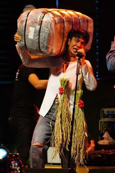 Đỡ không nổi với loạt quà hàng hiệu fan tặng cho các ngôi sao - Ảnh 3. Đỡ không nổi với loạt quà hàng hiệu fan tặng cho các ngôi sao - Ảnh 3.
