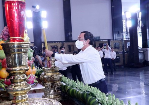 Tưởng niệm đồng bào, cán bộ chiến sĩ hy sinh, tử vong trong đại dịch COVID-19 - Ảnh 1. Tưởng niệm đồng bào, cán bộ chiến sĩ hy sinh, tử vong trong đại dịch COVID-19 - Ảnh 1.