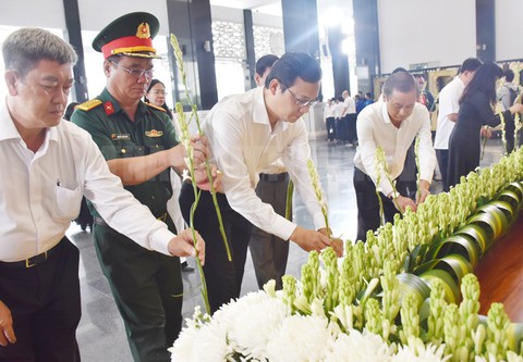 Tưởng niệm đồng bào, cán bộ chiến sĩ hy sinh, tử vong trong đại dịch COVID-19 - Ảnh 9. Tưởng niệm đồng bào, cán bộ chiến sĩ hy sinh, tử vong trong đại dịch COVID-19 - Ảnh 9.