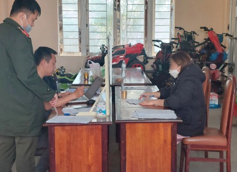 Đang chờ thi hành án, nữ quái lập tài khoản ảo lừa người mua hoa 200 triệu đồng - Ảnh 1. Đang chờ thi hành án, nữ quái lập tài khoản ảo lừa người mua hoa 200 triệu đồng - Ảnh 1.
