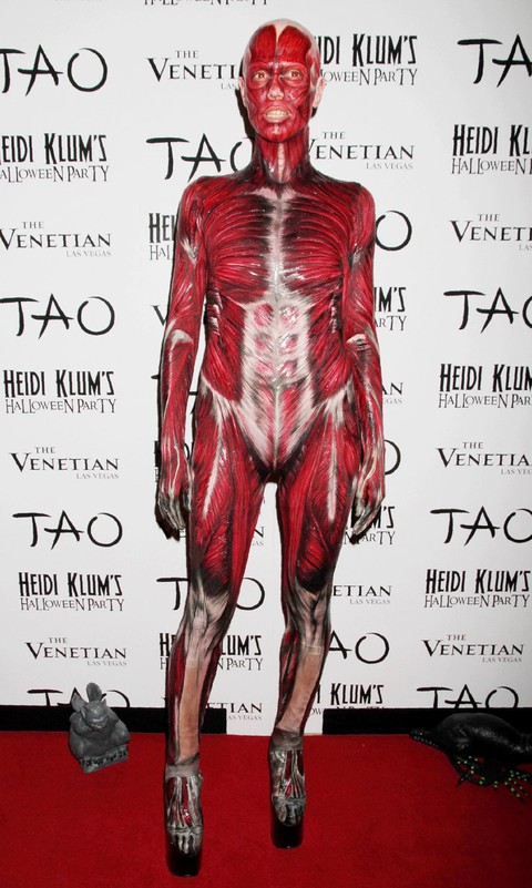 Loạt hóa trang độc nhất vô nhị của ‘nữ hoàng Halloween’ Heidi Klum - Ảnh 12. Loạt hóa trang độc nhất vô nhị của ‘nữ hoàng Halloween’ Heidi Klum - Ảnh 12.