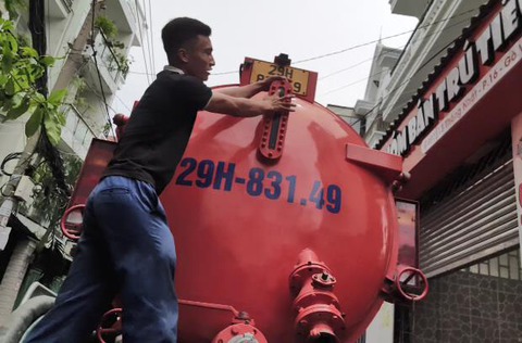 Nâng khống khối lượng hút hầm cầu: Có dấu hiệu tội lừa đảo - Ảnh 1. Nâng khống khối lượng hút hầm cầu: Có dấu hiệu tội lừa đảo - Ảnh 1.