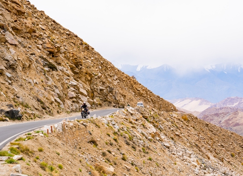 Chạy xe máy dưới núi tuyết tại Ladakh và kỷ niệm lạc đường trong đêm của travel blogger Việt - Ảnh 6. Chạy xe máy dưới núi tuyết tại Ladakh và kỷ niệm lạc đường trong đêm của travel blogger Việt - Ảnh 6.