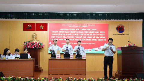 TP.HCM quay số bốc thăm chọn 25 cán bộ xác minh tài sản, thu nhập năm 2022 - Ảnh 1. TP.HCM quay số bốc thăm chọn 25 cán bộ xác minh tài sản, thu nhập năm 2022 - Ảnh 1.
