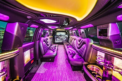 Cadillac Escalade độ limousine dài hơn 10 mét: Bên trong như phòng karaoke - Ảnh 2. Cadillac Escalade độ limousine dài hơn 10 mét: Bên trong như phòng karaoke - Ảnh 2.