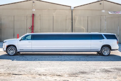 Cadillac Escalade độ limousine dài hơn 10 mét: Bên trong như phòng karaoke - Ảnh 1. Cadillac Escalade độ limousine dài hơn 10 mét: Bên trong như phòng karaoke - Ảnh 1.