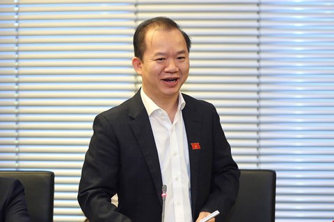 Đại biểu Quốc hội: Giờ văn nghệ sĩ yếu đuối lắm, đi quảng cáo bán thuốc suốt ngày - Ảnh 1. Đại biểu Quốc hội: Giờ văn nghệ sĩ yếu đuối lắm, đi quảng cáo bán thuốc suốt ngày - Ảnh 1.